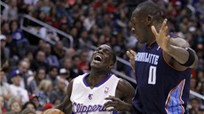 Darren Collison (vlevo) z LA Clippers narazil na Bismacka Biyomba z Charlotte. 