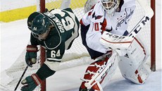 Ped brankáem Washingtonu Bradenem Holtbym letí Mikael Granlund z Minnesoty.