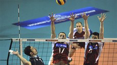 DVOJBLOK. �e�tí volejbalisté David Kone�ný (�íslo 17) a Vladimír Sobotka...