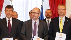 Komu z koaliních partner by to sluelo nejvíc? Andrej Babi má vousy vlastní,...