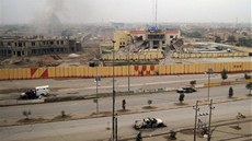 Prázdné silnice a zniené budovy po bojích vládních jednotek a bojovník Al-...