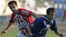 Herzán (vpravo) v dresu Kladna, za ním v barvách �i�kova Vozábal. 