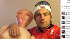 Norský lya Petter Northug s nafukovací "pítelkyní"