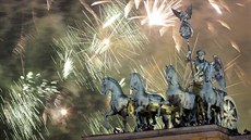 Oh�ostroj ozá�il i nebe nad Berlínem (31. prosince 2013).