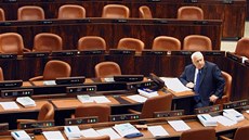 Tiasedmdesátiletý izraelský premiér Ariel aron sedí sám v parlamentu v...