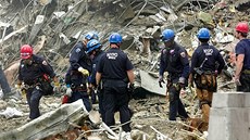 Newyorští policisté v troskách zříceného WTC. (22. září 2001)