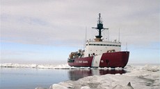 Americký ledoborec Polar Star dokáe lámat a estimetrový led. Vyrazil na pomoc lodím uvznným u beh Antarktidy.