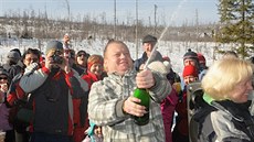 T�i, dva, jedna, bum. na Bu�in� slavili konec roku u� v poledne.