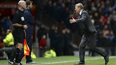 David Moyes, trenér Manchesteru United (vpravo), se zlobí na pomezního sudího...