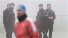 Dušan Uhrin mladší se svými spolupracovníky na prvním tréninku Plzně.