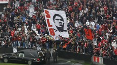 Fanou�ci na stadionu Benfiky Lisabon vyprovázejí limuzínu, která veze rakev se...
