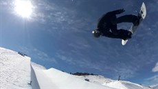 Snowboardista Shaun White p�edvádí trik, s ním� hodlá zazá�it na olympiád� v...