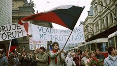 Sametová revoluce, demonstrace v den generální stávky na Národní t�íd� v Praze....