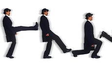 Typická �vihlá ch�ze (the silly walk) a la Monty Python