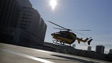 Helikoptéra ped nemocnicí v Grenoblu, kam pevezli Michaela Schumachera.