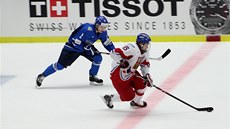 PRNIK. eský hokejista Jakub Vrána ujídí v utkání proti Finsku. 