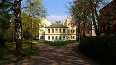 Park Komenského v centru Zlína, který obklopuje budovu bývalé knihovny, nechá...