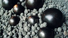 Slínek (vypálená směs vápence a slínovce) tvoří meziprodukt při výrobě cementu.