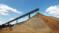 Beton je kompozitní materiál � pevný um�lý slepenec kameniva (plnivo) a cementu