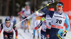 Kaza�ský b�ec na ly�ích Alexej Poltoranin (vpravo) se raduje z výhry v dal�í...