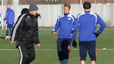 Olomoucký trenér Zden�k Psotka (vlevo) se zapojoval do prvního zimního tréninku...