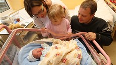 Rodina Opravilových s novorozeným Vojtou, který se narodil 1. ledna 2014 minutu...