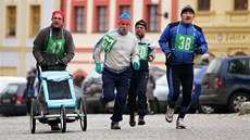 Skupinka b�c� v cílové rovince loketského novoro�ního b�hu.