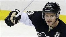 Chris Kunitz z Pittsburghu oslavuje svj gól.