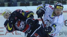 Petr Vampola (vpravo) z Liberce se srazil s Martinem agátem z Chomutova.