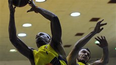 Ústetí basketbalisté Vernon Lewis (vlevo) a Austin Emerson na doskoku.