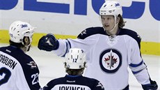 Jacob Trouba (vpravo) slaví se spoluhrái z Winnipegu svj gól.