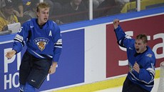 Finští hokejoví junioři se radují z titulu mistrů světa. Vlevo autor vítězného...