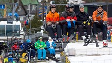 Harrachov. Z ertovy hory je momentáln sjízdná celá hlavní ervená do centra