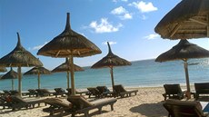 Podél ostrova Mauricius se táhnou dlouhé písečné pláže. 