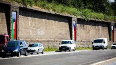 Výstava návrh esko-romských vlajek v praské venkovní galerii Artwall.