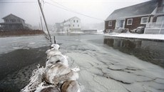 Zaplavená ulice v pobením mst Scituate ve stát Massachusetts (3. ledna...