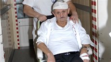 Slovenský expremiér Mikulá Dzurinda si po pádu rozbil hlavu. (7. ledna 2014)