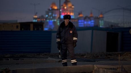 Ruský dopravní policista hlídkuje v ulicích Soi (10. ledna 2014)