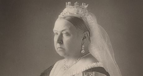 Britská královna Viktorie na oficiálním snímku z 90. let 19. století
