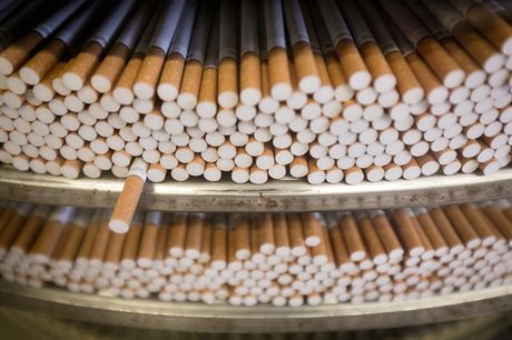 Kadá z výrobních linek vychrlí 8-10 tisíc cigaret za minutu