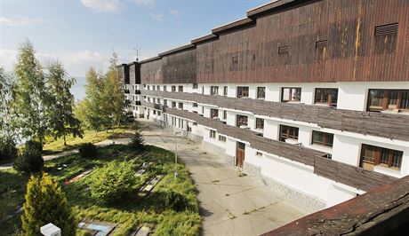 Hotelový komplex Hrka u Lipna nabízel v hlavní budov 93 lek.