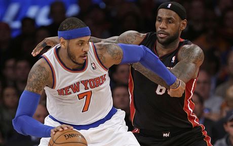 Carmelo Anthony (vlevo) z New Yorku v souboji s  LeBronem Jamesem z Miami.