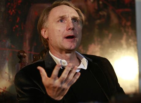 Dan Brown na tiskov konferenci v prask Novomstsk radnici (15. ledna 2014)