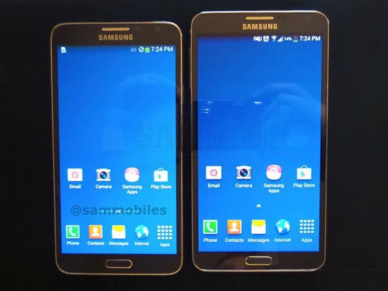 Pipravovaný Samsung Galaxy Note 3 Neo vyfotografovaný vedle modelu Galaxy Note