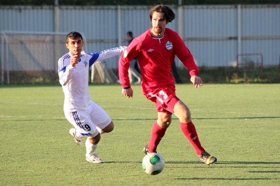 Martin Komárek (vpravo) v dresu kazaského Ust - Kamenogorsku.