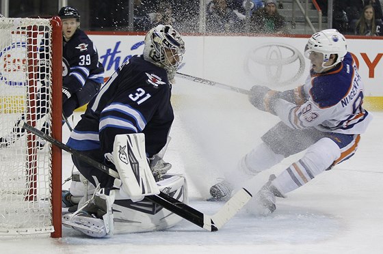 STOP. Ryan Nugent-Hopkins z téhle ance Ondeje Pavelce nepekonal.