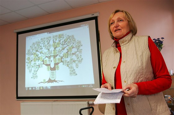 Jarmila Tinlová, lektorka kurzu genealogie, stojí u rodokmenu exprezidenta