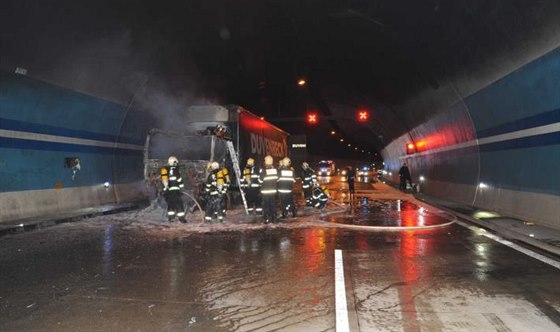 V Lochkovském tunelu havaroval kamion, zablokoval dopravu (ilustraní snímek)