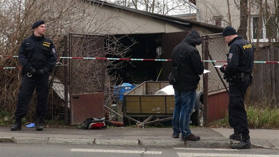 Policisté proetují stelbu v praských imicích, kdy majitel garáe vystelil...