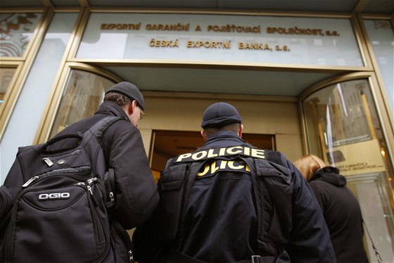 Protikorupční policie od rána zasahuje v České exportní bance a Exportní